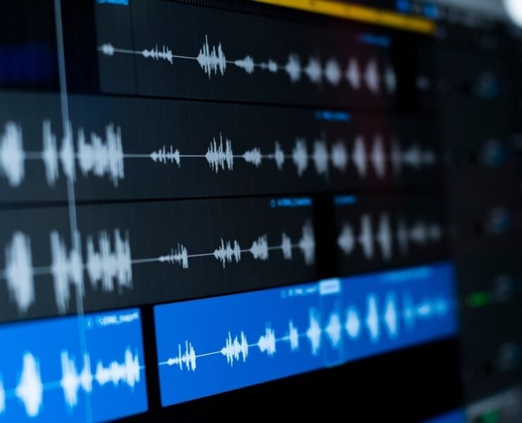 Digitale Audiowellenformen auf einem Computermonitor